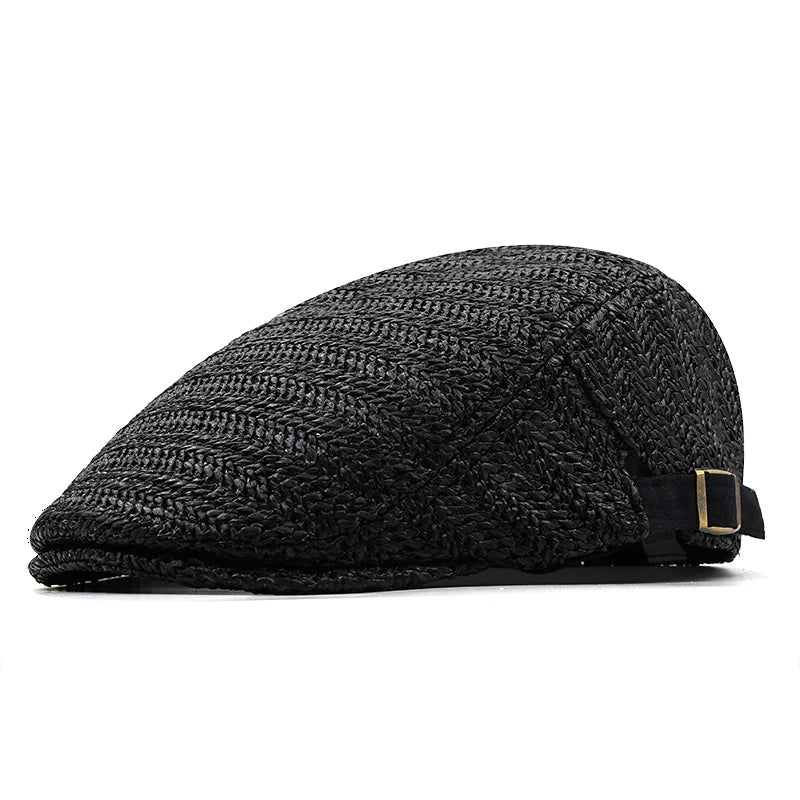 Close-up van het visgraatvlechtpatroon op de bruine Silas flatcap, wat de fijne details en textuur van het kunststro toont.