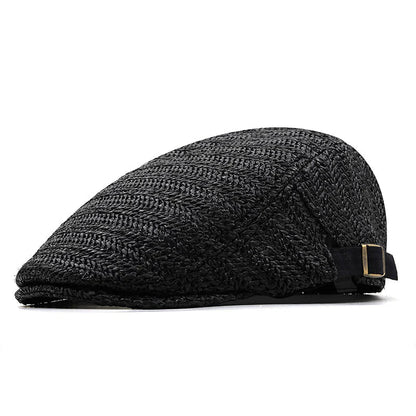 Close-up van het visgraatvlechtpatroon op de bruine Silas flatcap, wat de fijne details en textuur van het kunststro toont.