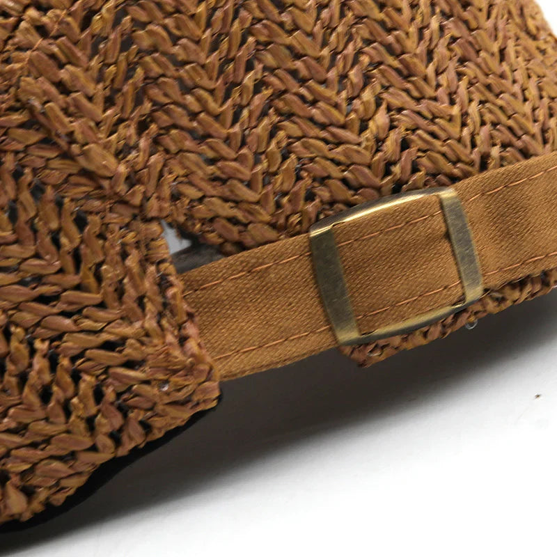 De natuurwitte Silas flatcap van bovenaf gezien, met aandacht voor de gelijkmatige vlecht en de afwerking.