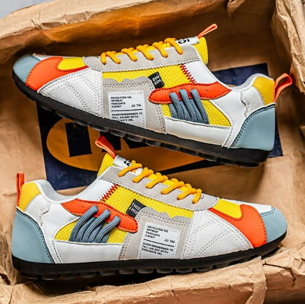 Achterkant van de trendy herenschoenen, met focus op de hiel en merkaccenten.