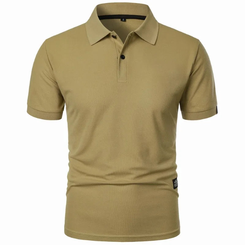 Floris kreukvrij poloshirt in donkerblauw, vooraanzicht, gedragen door een man met een ontspannen glimlach.