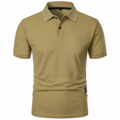 Floris kreukvrij poloshirt in donkerblauw, vooraanzicht, gedragen door een man met een ontspannen glimlach.