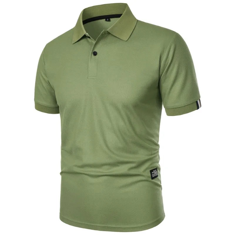 Een man draagt het Floris poloshirt in een lichtgrijze tint, genietend van een zonnige middag buiten.