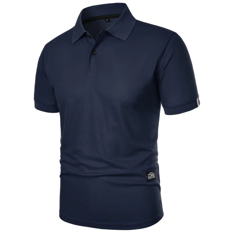 Achterkant van het Floris poloshirt, gedragen door een man, benadrukt de flatterende pasvorm en het comfort.