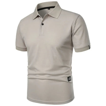 Man die een roze Floris poloshirt draagt, ontspannen en stijlvol, ideaal voor informele bijeenkomsten.