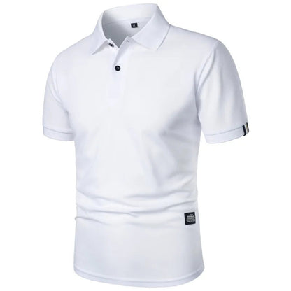 Het Floris poloshirt in een levendige groene kleur, opgevouwen om de kreukvrije eigenschappen te benadrukken.