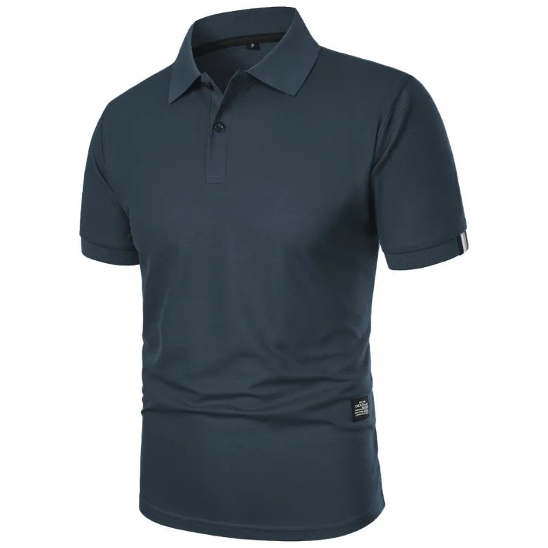 Man met een khakikleurig Floris poloshirt, zittend en lezend, de stof valt soepel en comfortabel.