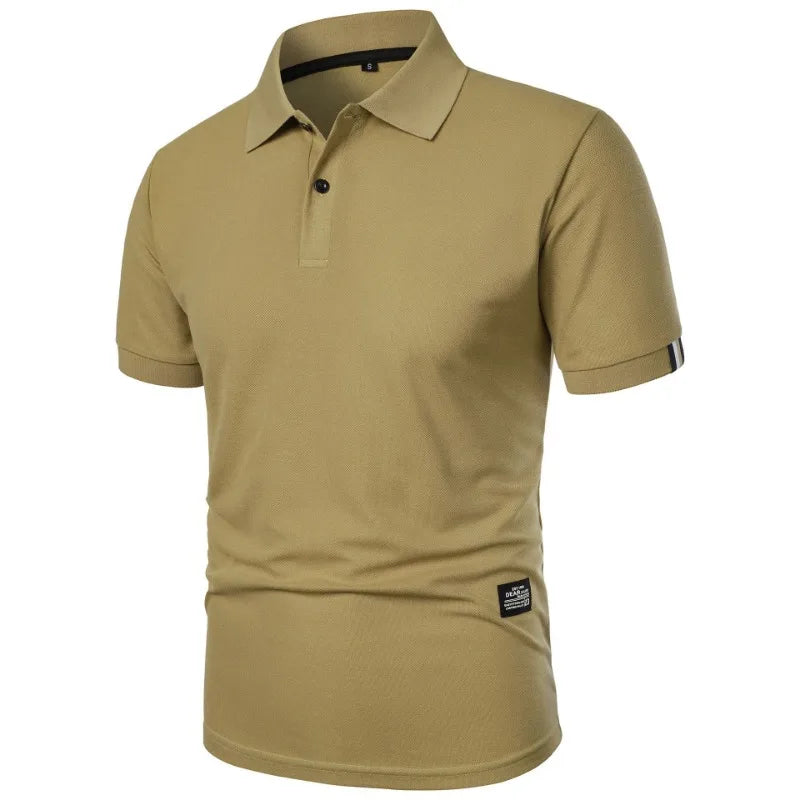 Close-up van de knoopsluiting van het Floris poloshirt, met aandacht voor de hoogwaardige afwerking.