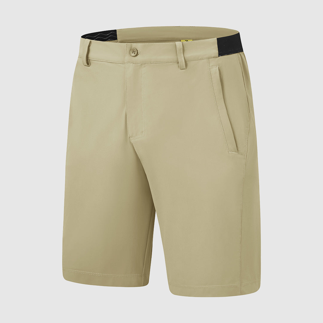 De discrete achterzak van de Gideon functionele stretch golfshorts met een golfhandschoen die eruit steekt
