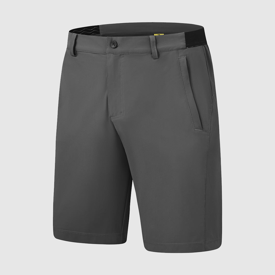Een man ontspant op een terras na het golfen, comfortabel in zijn Gideon functionele stretch golfshorts