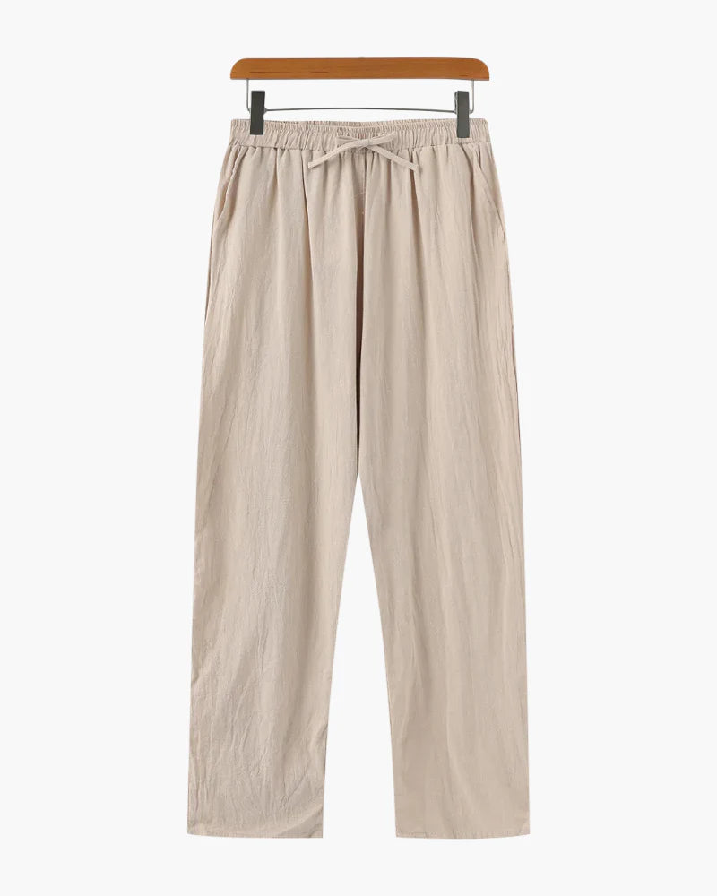 Detailopname van de verstelbare vetersluiting van de linnen broek, met aandacht voor de afwerking en kwaliteit.