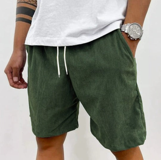 Detailopname van de stof en afwerking van de groene Gideon herenshorts