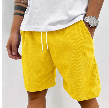Gideon shorts in gele kleur, gecombineerd met een casual T-shirt, staand model