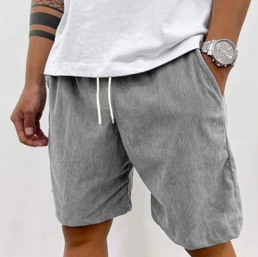 Zijaanzicht van de grijze Gideon shorts voor mannen, met aandacht voor de pasvorm