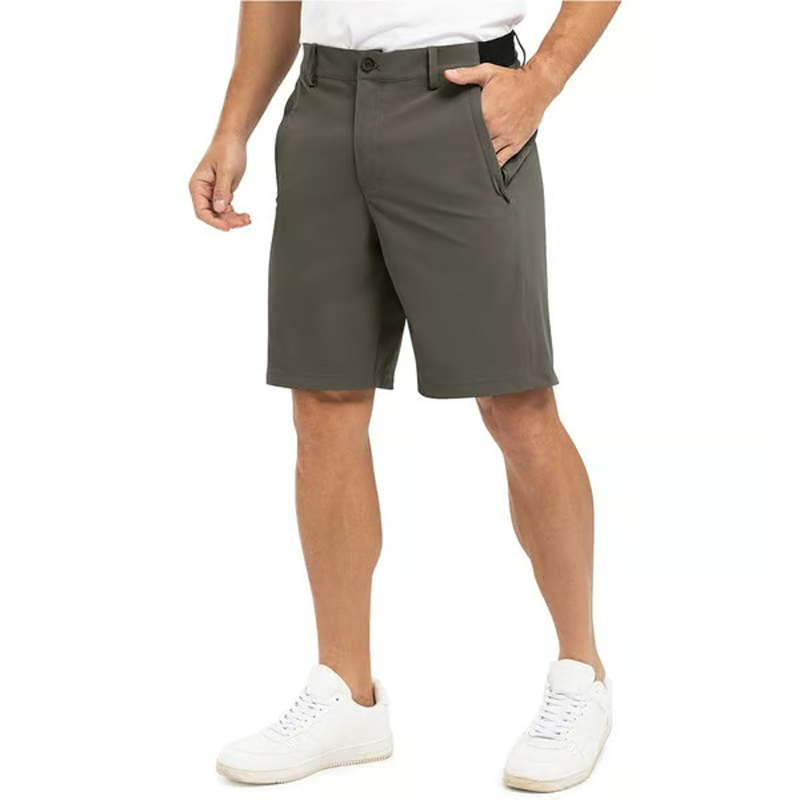 Een close-up van de 4-weg stretch stof van de functionele stretch golfshorts, uitgerekt tussen vingers