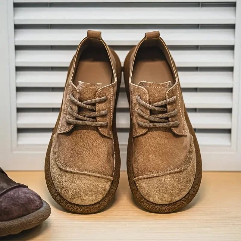 De robuuste zool van de Gideon herenschoenen, gezien vanaf de onderkant, voor grip en duurzaamheid.