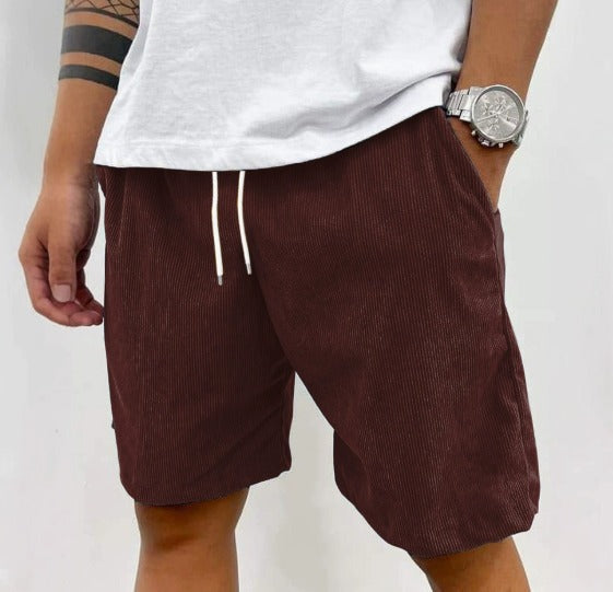 Close-up van de zakken en tailleband van de donkerrode Gideon comfortabele shorts