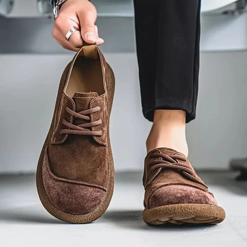 Paar Gideon schoenen (lichtbruin en donkerbruin) naast elkaar, om de kleurvariaties te tonen.