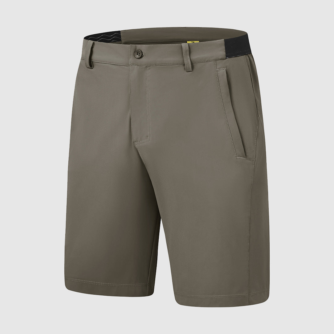 Een man die zijn golfclub zwaait, duidelijk zichtbaar in zijn Gideon functionele stretch golfshorts