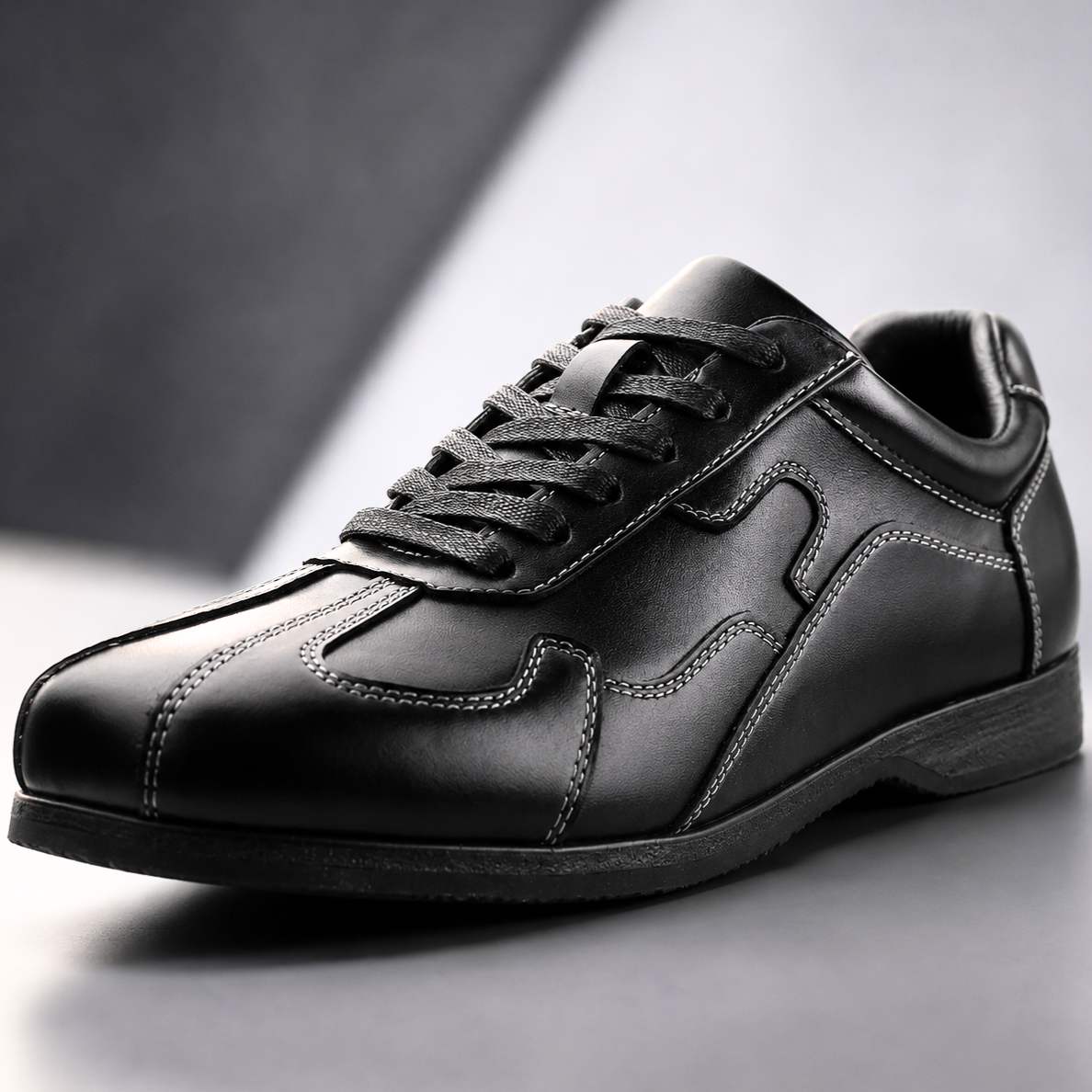 Achterkant van de Silas bruine leren sneakers, met aandacht voor de hiel en de afwerking van het leer.
