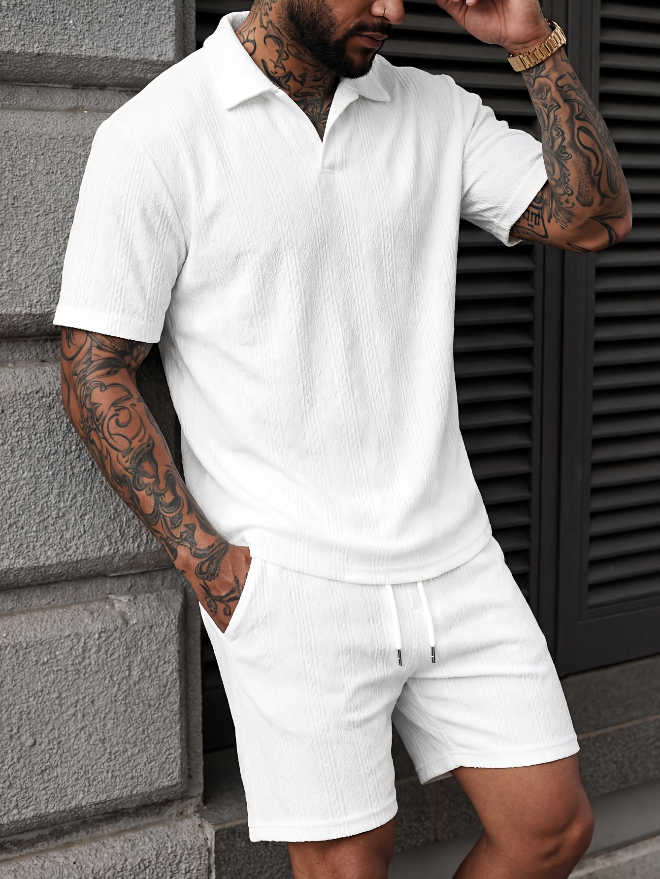 De Hugo poloset in een witte kleur, gepresenteerd op een effen achtergrond voor productfocus.