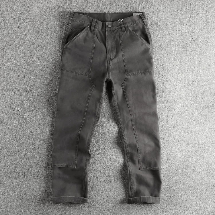 Achteraanzicht van de groene katoenen utility broek, met zicht op de achterzakken en de algemene snit.