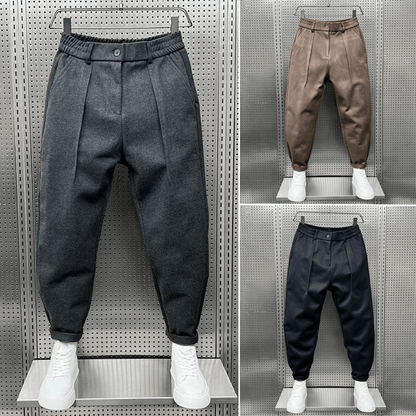 Overzicht van de grijze broek op een hanger, benadrukt de kreukvrije uitstraling en de kwaliteit.