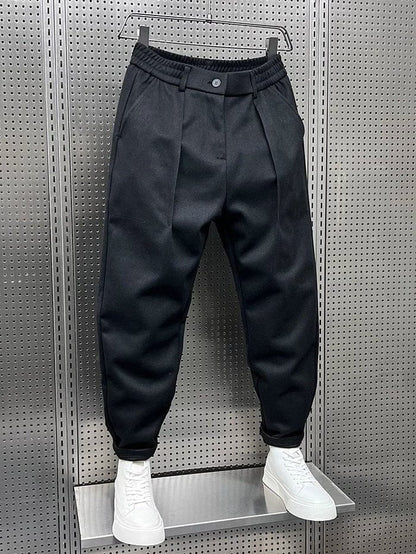 De grijze broek gecombineerd met een casual overhemd, perfect voor een stijlvolle, ongedwongen look.