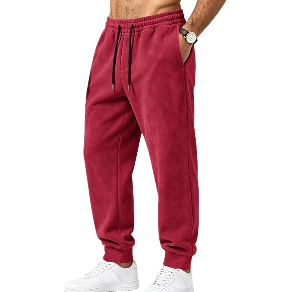 Model draagt de casual herenbroek in een ontspannen setting, gecombineerd met een T-shirt.