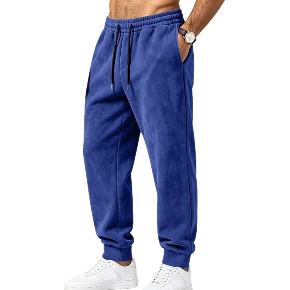 Zijaanzicht van de comfortabele herenbroek, toont praktische zakken en de relaxte pasvorm.