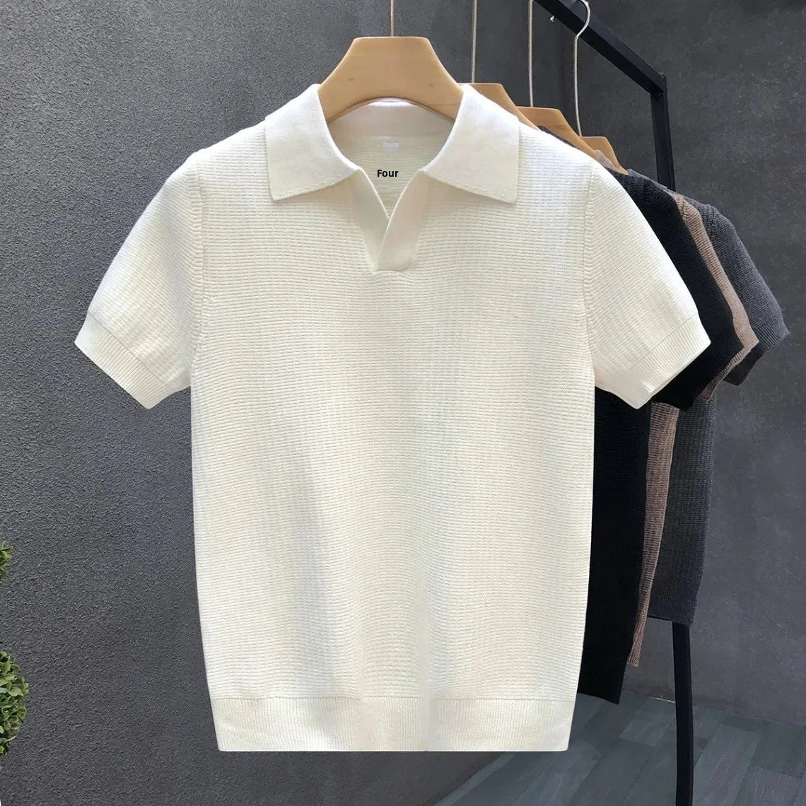 Zijaanzicht van het Jasper ademende gebreide poloshirt in grijs, met nadruk op de getailleerde pasvorm.