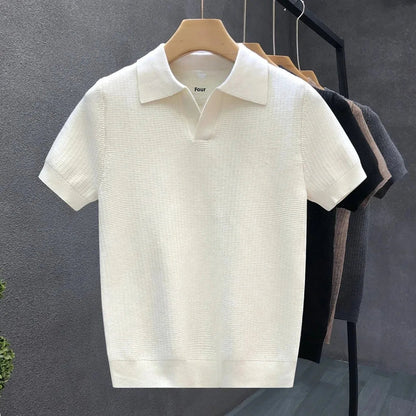 Zijaanzicht van het Jasper ademende gebreide poloshirt in grijs, met nadruk op de getailleerde pasvorm.