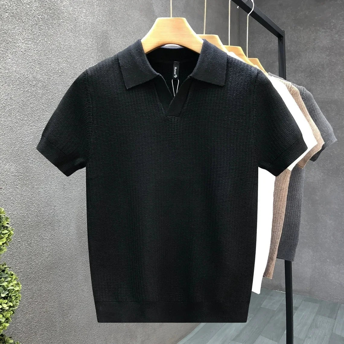 Detailopname van de gebreide textuur van het Jasper poloshirt, die zachtheid en ademend vermogen toont.