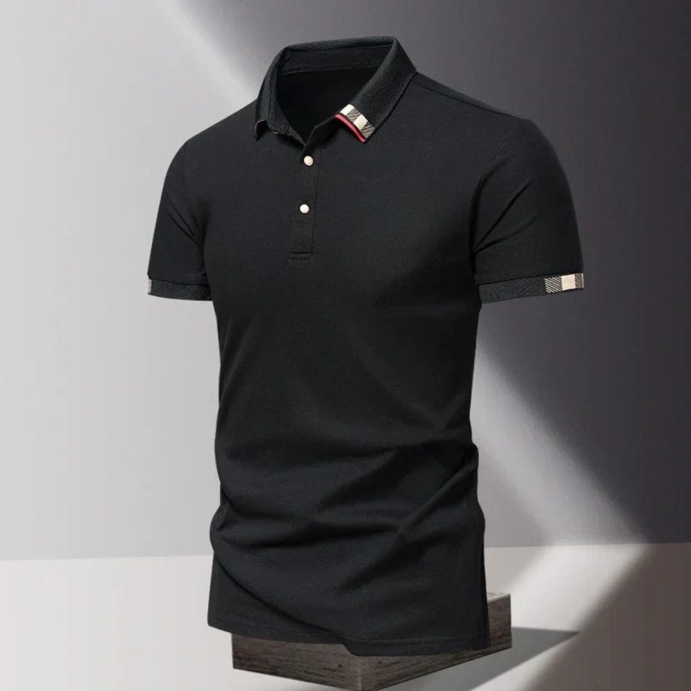 Detailopname van de getipte kraag en de subtiele ruitdetails op het witte gestructureerde piqué shirt.