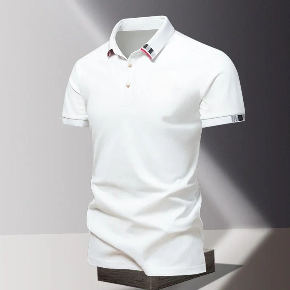 Het beige gestructureerde piqué shirt gedragen door een man in een casual, maar verfijnde setting, lachend in de zon.