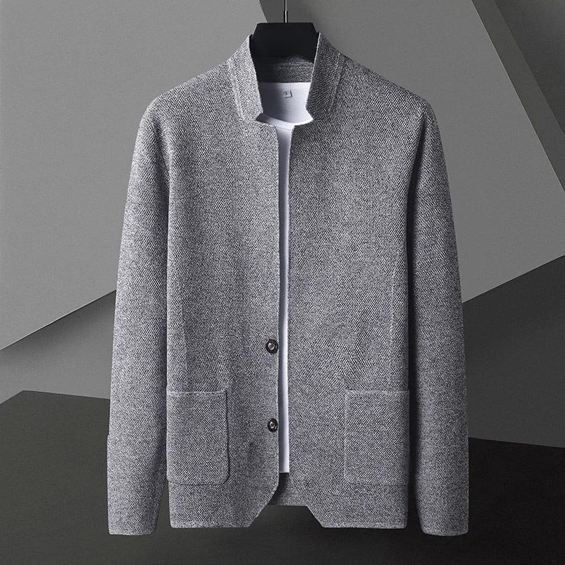 Een man draagt het veelzijdige gebreide cardigan in een casual setting, gecombineerd met een T-shirt.