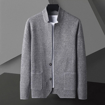 Een man draagt het veelzijdige gebreide cardigan in een casual setting, gecombineerd met een T-shirt.