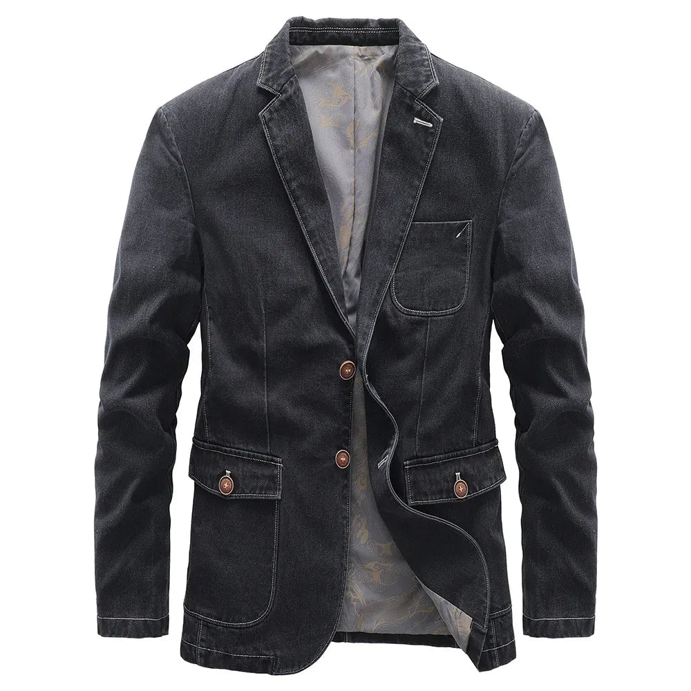 Vooraanzicht van de Jesper spijkerjas voor heren in klassiek blauw denim, met open revers en knoopsluiting.