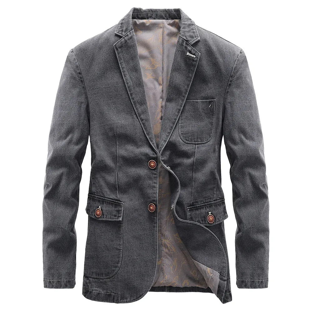De achterkant van de Jesper jas, met de karakteristieke denim structuur en de zachte schouderlijn.