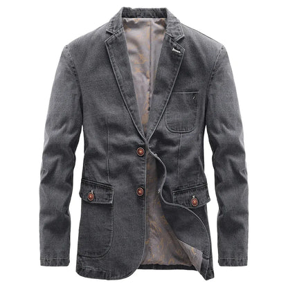 De achterkant van de Jesper jas, met de karakteristieke denim structuur en de zachte schouderlijn.