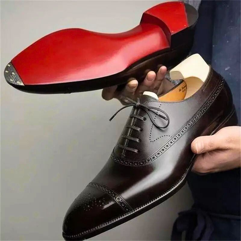 Een close-up van de veters en de neus van de klassieke leren Oxfordschoenen, met oog voor detail.