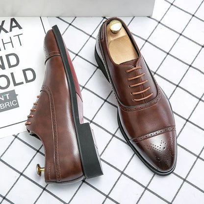 Zijaanzicht van de elegante leren Oxfordschoenen, waarbij de slanke lijn en gestructureerde pasvorm duidelijk zichtbaar zijn.