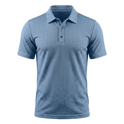 Jorin herenpoloshirt in Merlot Rot, gedragen in een stedelijke omgeving, dynamische pose