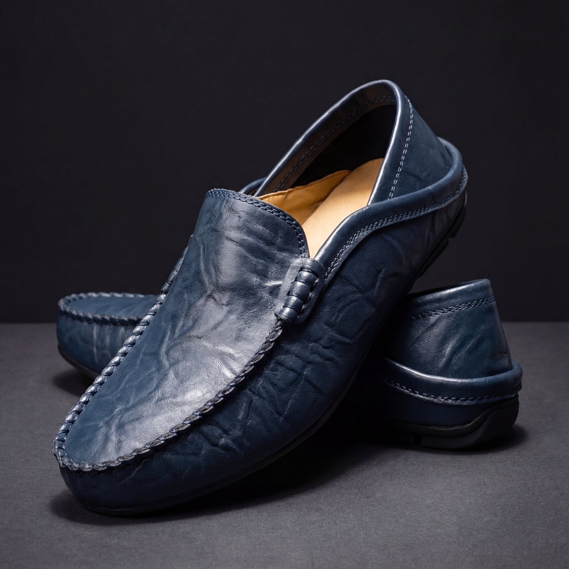 Detailopname van het hoogwaardige echt leer van de Jorin pantoffels, met de fijne nerf en patina.