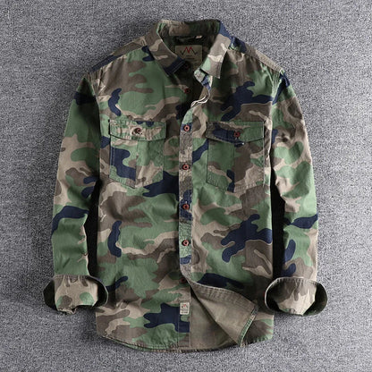 Zijaanzicht van een man die het camouflage T-shirt draagt, met de oprolbare mouwen duidelijk getoond en een rugzak.