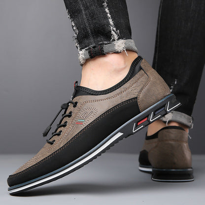 Jorn leren Oxfordschoenen op een houten vloer, klaar voor gebruik, met een tijdloze uitstraling.
