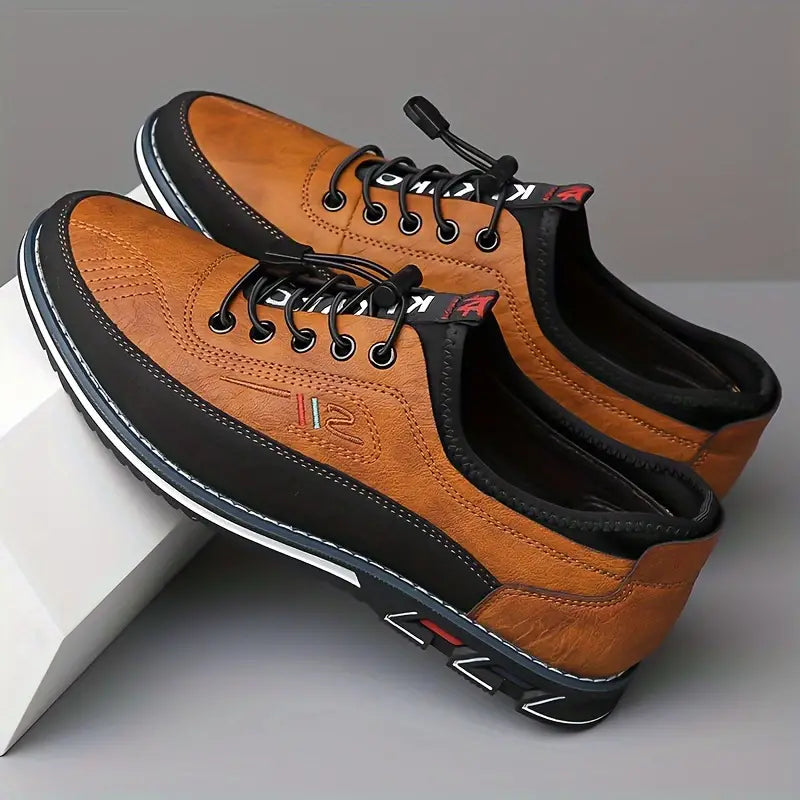 De Jorn zwarte leren Oxfordschoenen, gedragen in een zakelijke setting, met een elegante uitstraling.