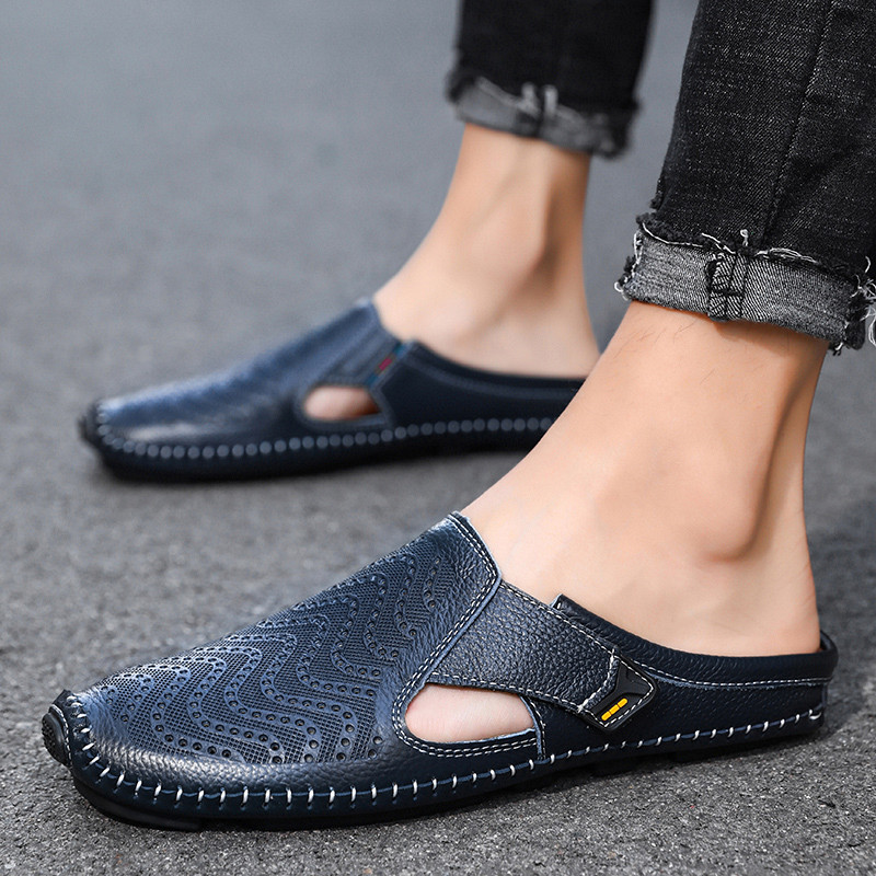 Witte Julian leren sandalen, paar liggend naast elkaar, met nadruk op de comfortabele pasvorm.