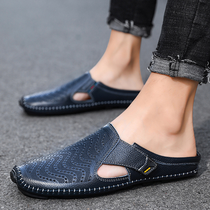 Witte Julian leren sandalen, paar liggend naast elkaar, met nadruk op de comfortabele pasvorm.