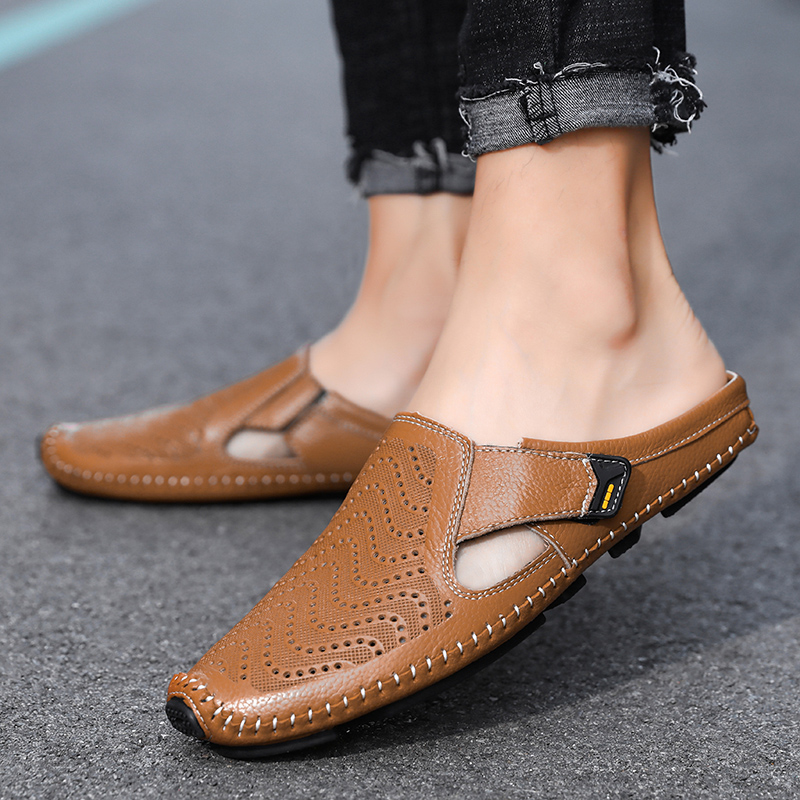 Detailfoto van de gesp en de verstelbare band van de Julian leren sandalen in een donkere kleur.